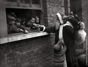 Babbo Natale consegna i regali per aiutare i bambini e le Adoption Society a Leytonstone, Londra. (Photo by Fox Foto - Getty Images). 20 novembre 1931