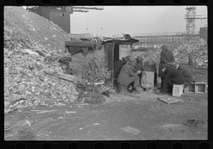 Disoccupati di fronte a una baracca con albero di Natale, East 12th Street – New York